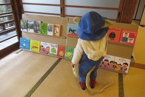 「ぐり」と「ぐら」のコスチュームを着た参加者 「ぐり」と「ぐら」のコスチュームを着た参加者