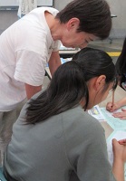 連歌を作っている女子 連歌を作っている女子